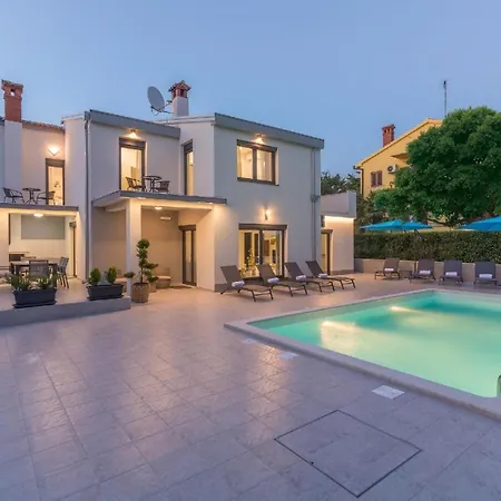 Сasa de vacaciones Mit Privatpool Fuer 9 Personen Ca 248 Qm In Porec, Istrien Istrische Riviera *